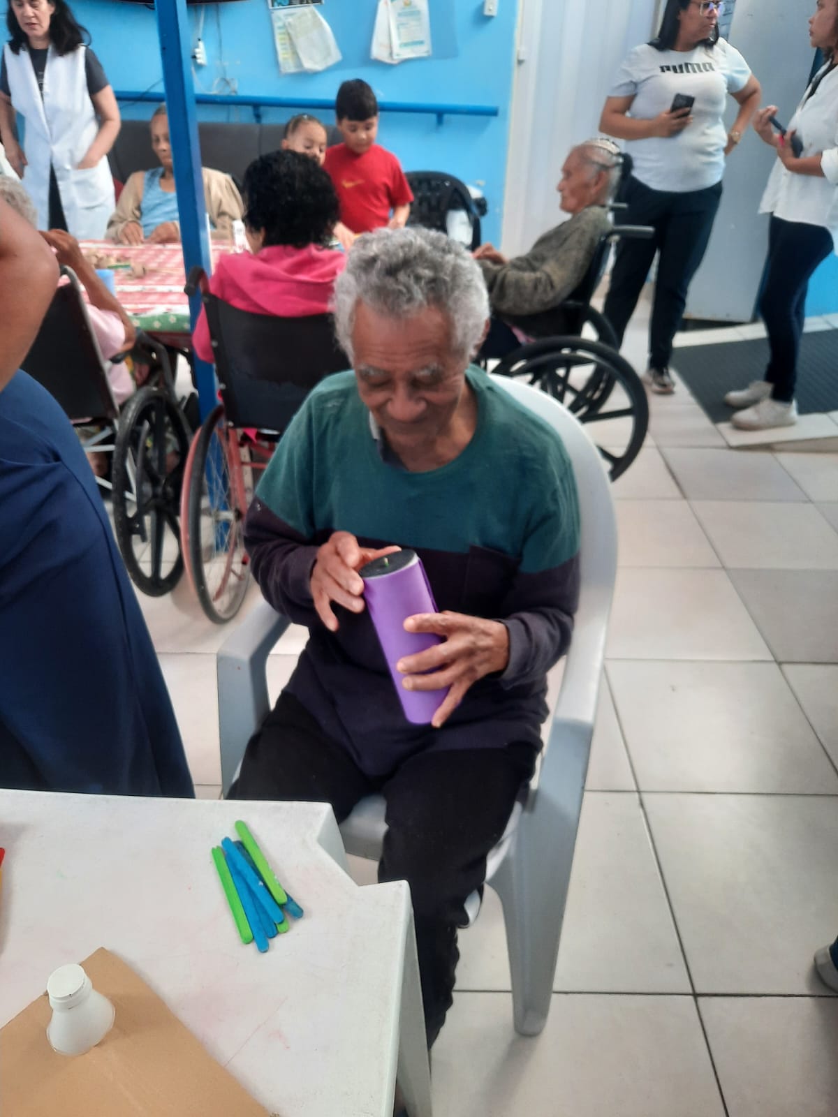 Residente participando de uma oficina de estimulação