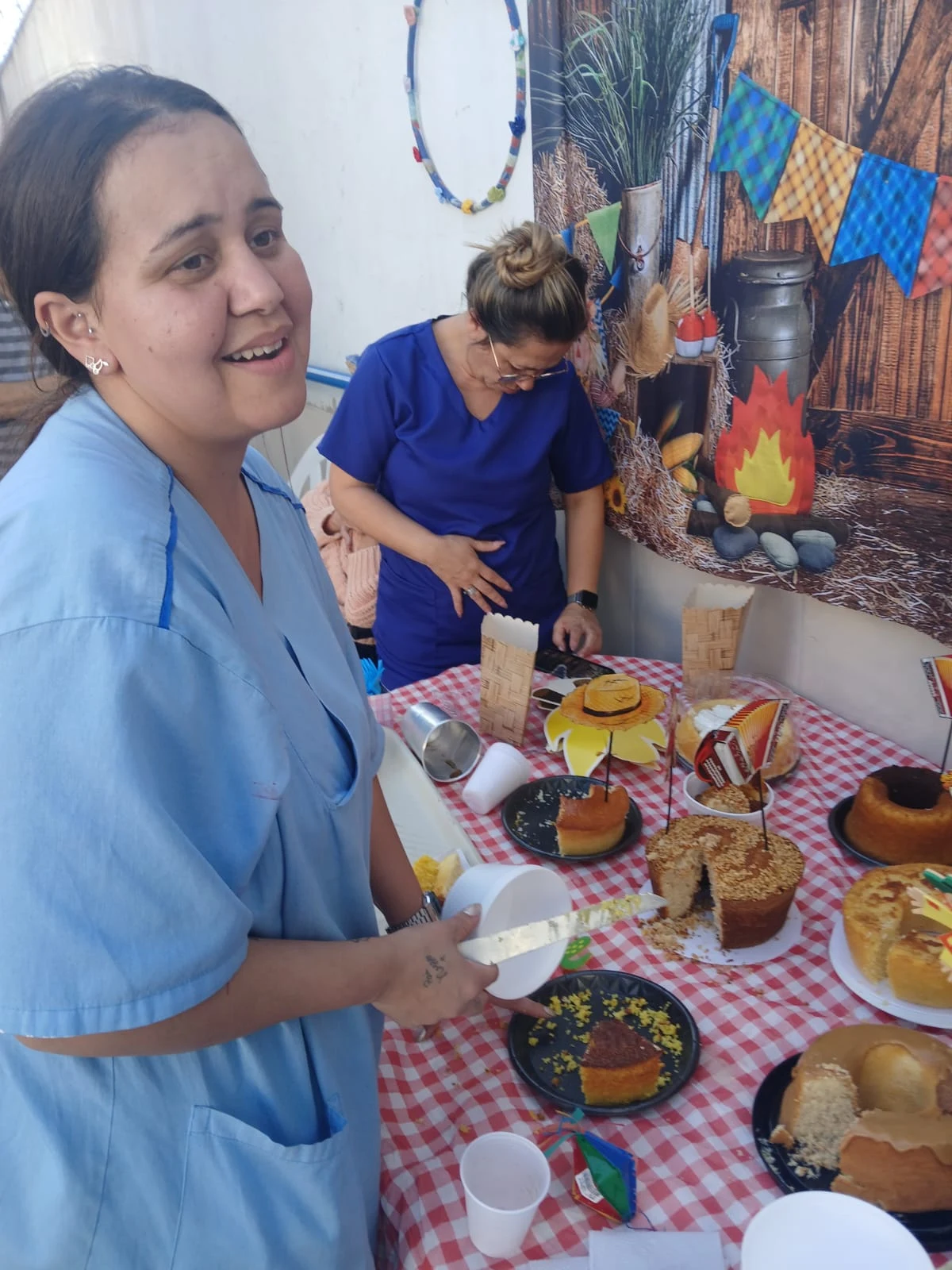 Preparação de alimentos e mesa para um encontro na instituição