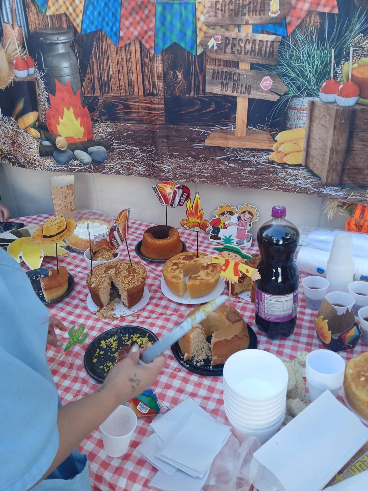 Mesa compartilhada em um momento de celebração