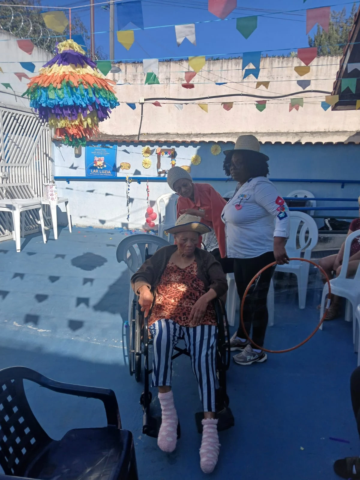 Residentes e equipe no espaço decorado para a festa junina