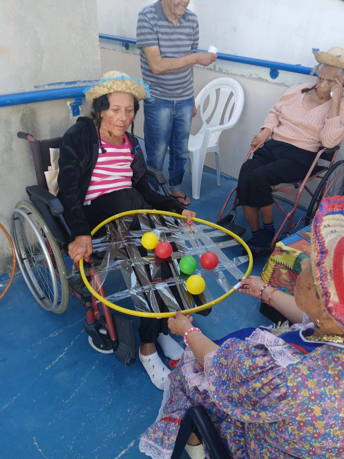 Participação dos residentes em uma dinâmica com bolas coloridas