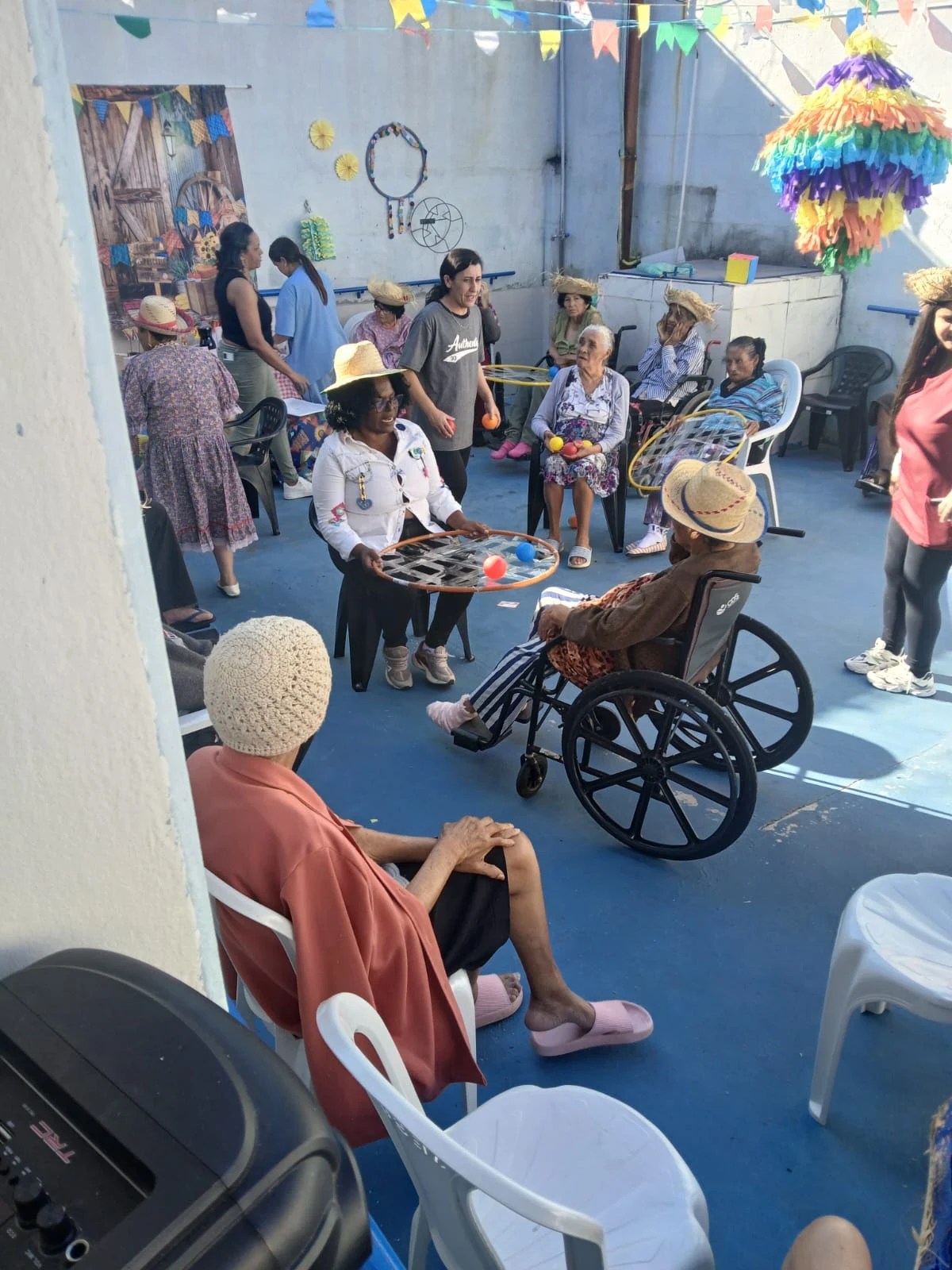 Residentes reunidos em um momento de convivência na festa junina