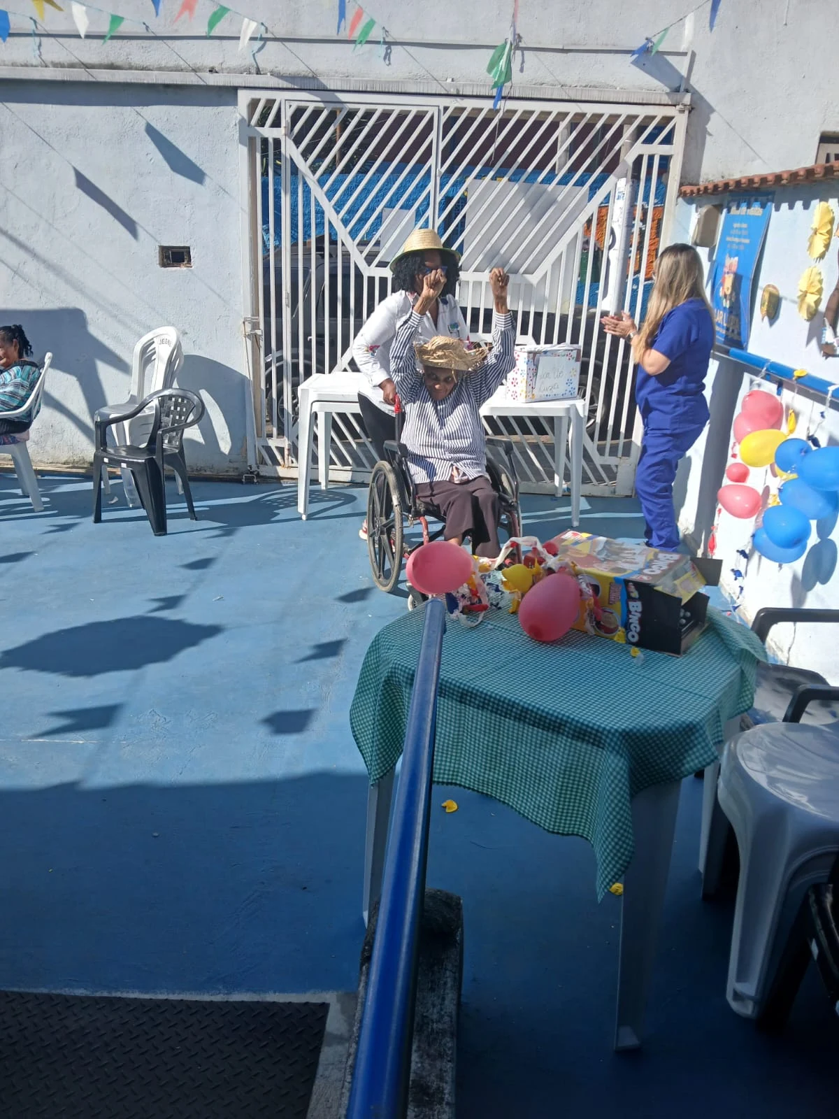 Equipe e residentes no espaço de convivência decorado